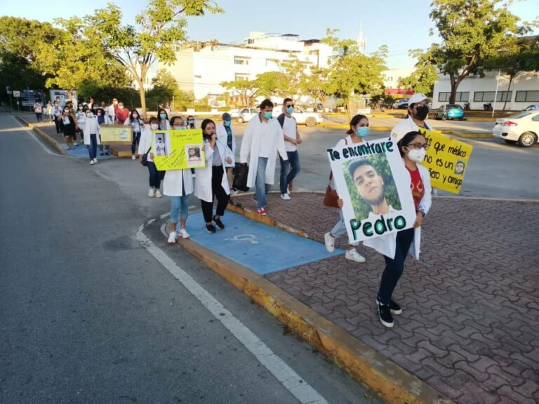 Protesta personal médico del IMSS, exige aparición de internista desaparecido