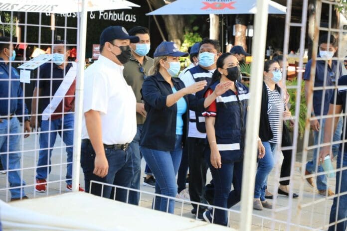 Autoridades de Solidaridad realizaron un recorrido de supervisión por la Quinta Avenida. Quieren rescatar la principal vía del destino.