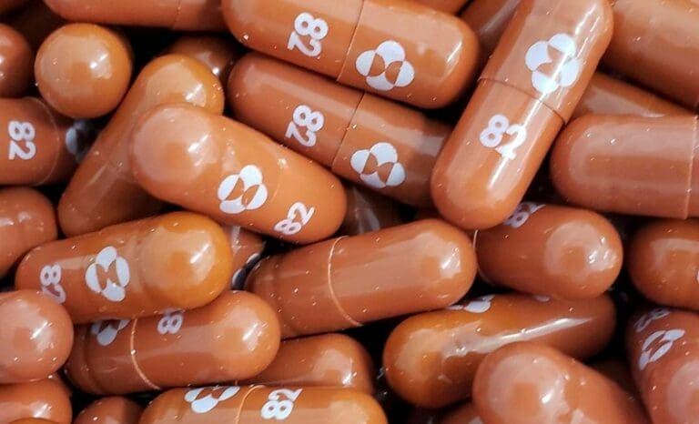 Ya que ha sido aprobada -en un país- la pastil,a contra el Covid-19, ahiora la gente quiere saber su costo. No es muy accesible aún.