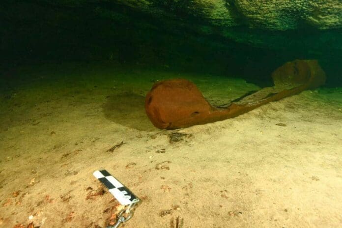 Una canoa de más de mil años de antigüedad fue encontrada en un cenote durante los trabajos por el Tren Maya, proyecto gubernamental. Foto: Europa Press