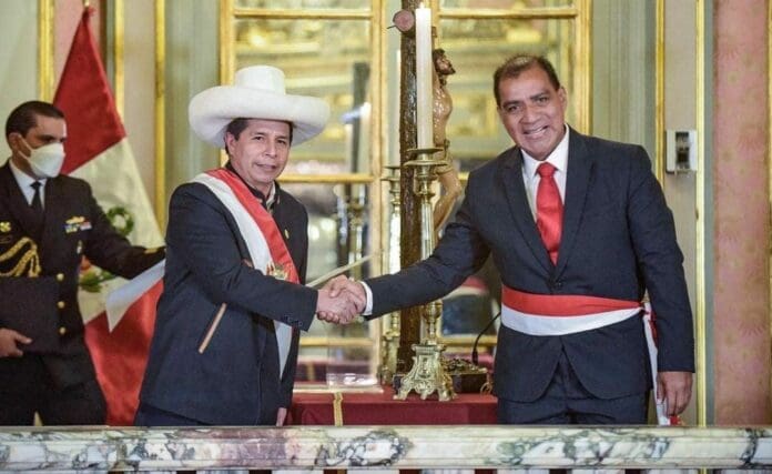Un ministro de Perú renunció luego que fuera descubierto haciendo una fiesta de Halloween; él mismo las había prohibido.