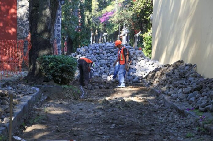 Embellecen calles de Chimalistac con reempedrado