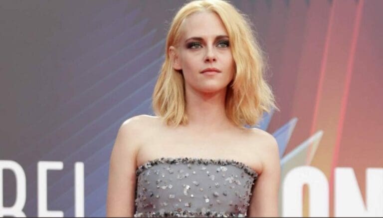 La famosa Kristen Stewart ha anunciado su compromiso; dijo que su novia le propuso casarse y la actriz dijo que sí aceptaba. ¿Qué tal?