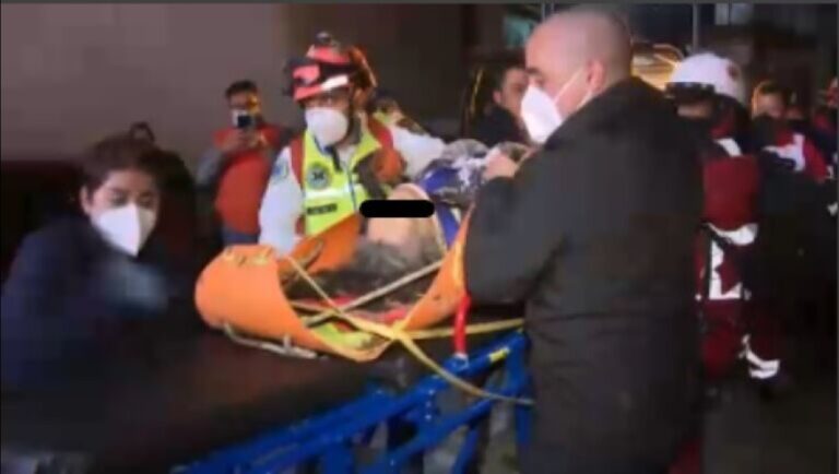 Mujer resbala desde azotea y cae a barranco de 25 metros