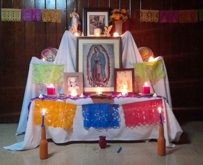 Una joven originaria de Nicaragua puso una ofrenda para recordar a su abuelita recién fallecida; su publicación se viralizó. Mírala.