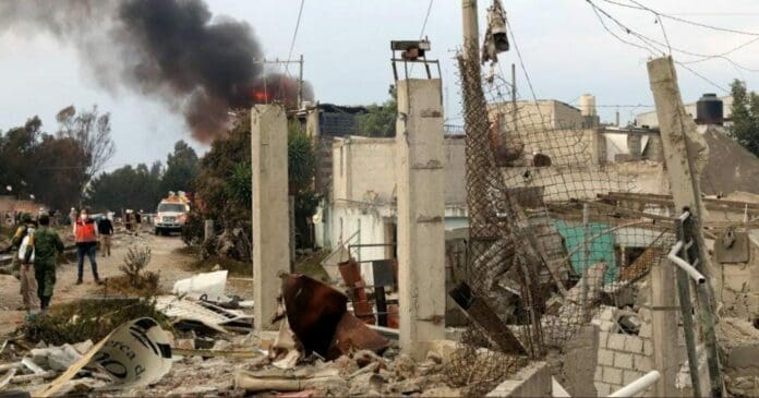 Continúan las labores de rescate tras las explosiones ocurridas este domingo en una junta auxiliar en Puebla. Ya van 11 lesionados.