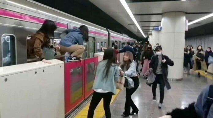 Un sujeto vestido como el Joker atacó a 17 personas en un tren en Japón; además le prendió fuego al vagón. Todo fue grabado. Foto: Captura de video