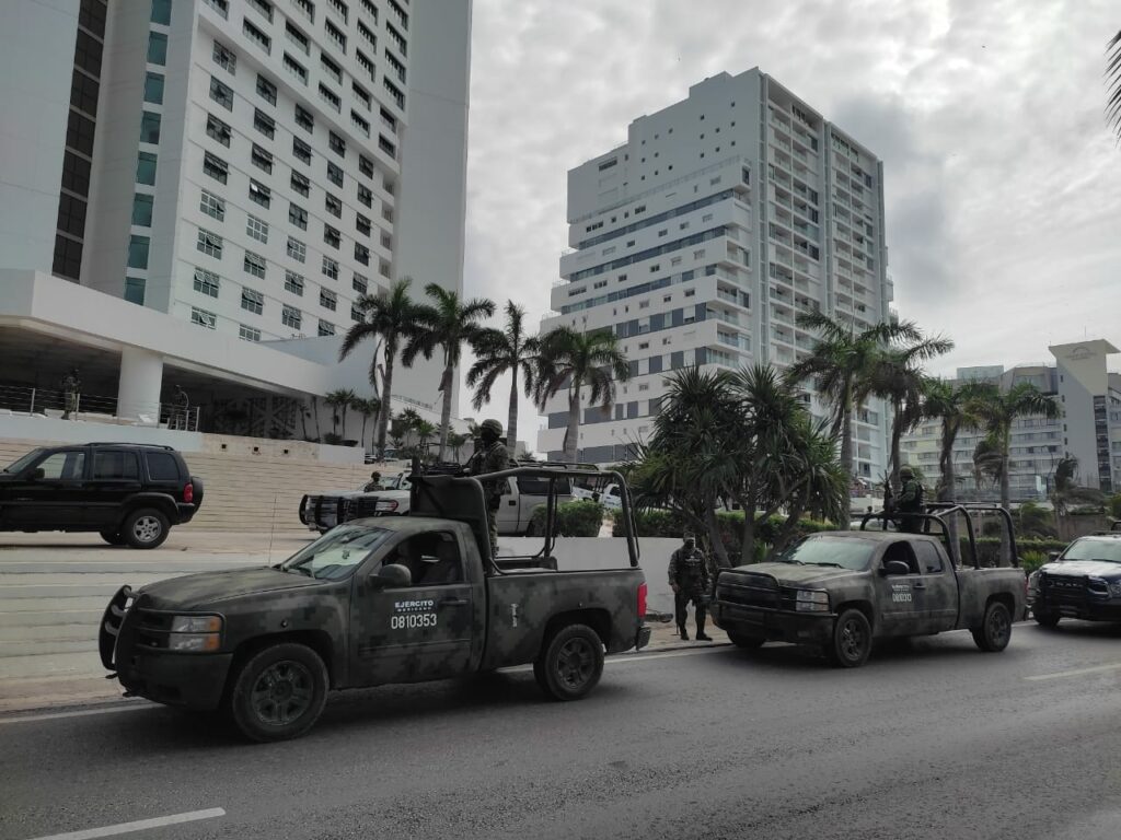 Imágenes del operativo llevado a cabo este día en Cancún, en el que se encontró droga a unos sujetos en el bulevar Kukulcán. 