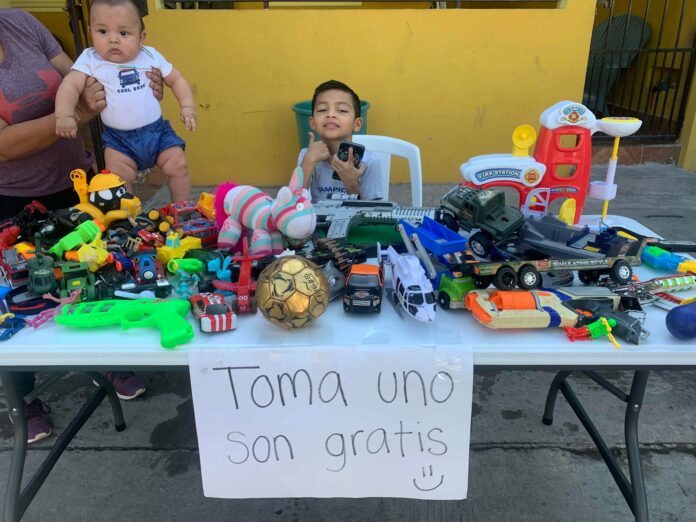 Niño regala sus juguetes a quienes no recibieron nada en Navidad