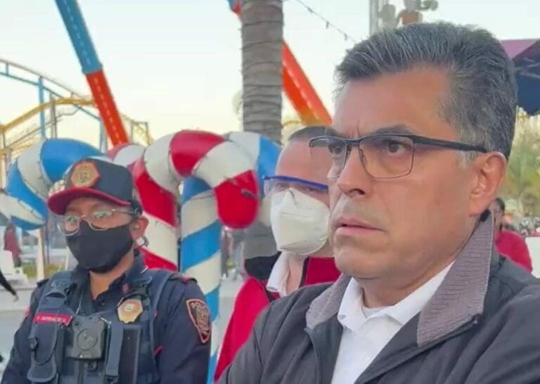 Una pareja gay fue discriminada por un directivo de Six Flags, quien les dijo que no podían besarse en público porque es falta a la moral. Foto: Captura de video