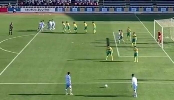 En Japón, unos jugadores inventaron una táctica para un cobro de falta; lo mejor es que sorprendieron a sus rivales y metieron gol. Foto: Captura de video