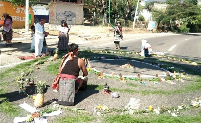 Médicos tradicionales colocan mega ofrenda en Chiapas donde 56 migrantes murieron