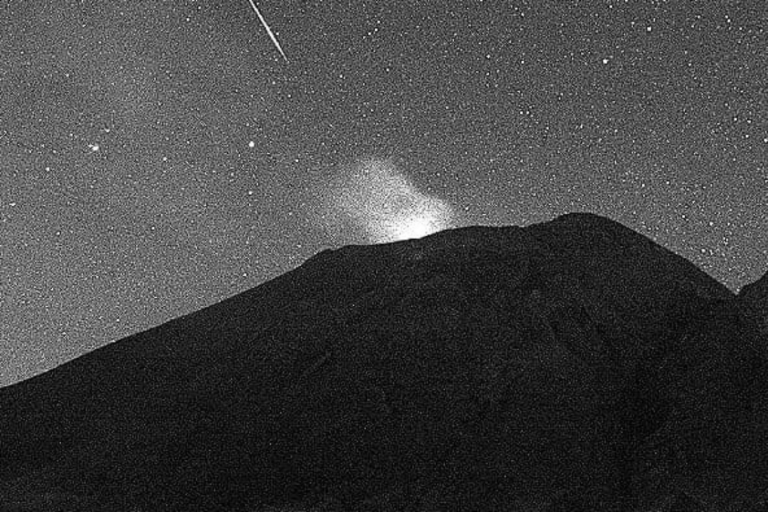 ¡Fantástico! Captan una estrella fugaz cerca del volcán Popocatépetl