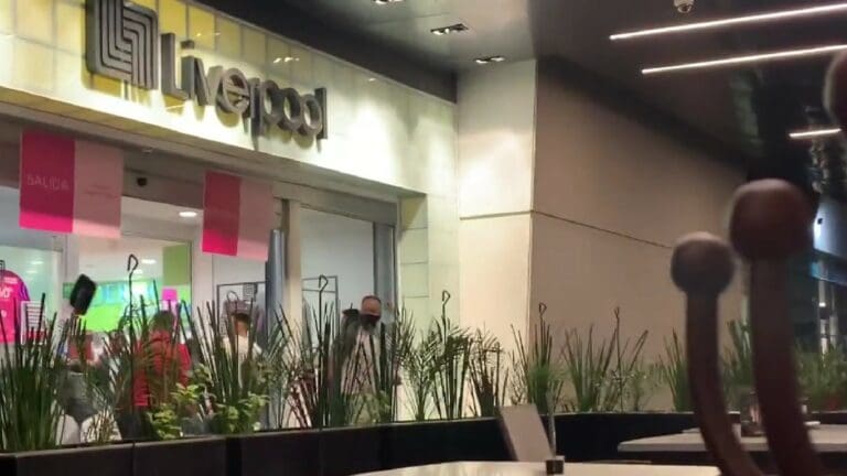 Guardias de seguridad enfrentan a farderos y desatan pelea campal en Parque Delta