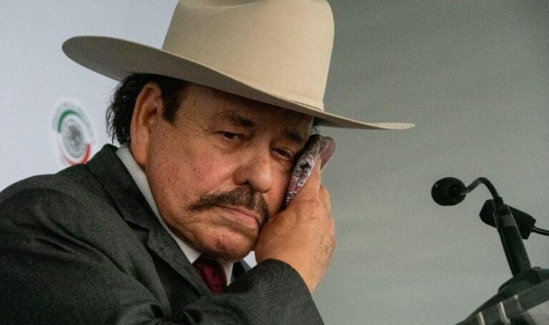 Un senador de Morena que recibió un jugoso aguinaldo y tiene varios contratos millonarios quiso pagar solo 700 pesos a sus empleados. Foto: Eme Equis