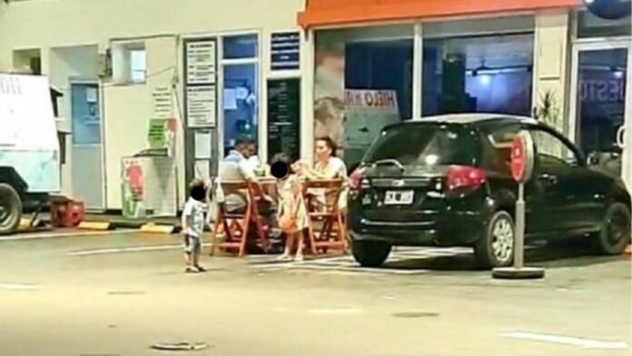 ¡Siempre juntos! Hombre tiene turno en Nochebuena, su familia va con una mesa para acompañarlo