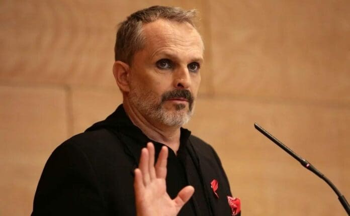 Miguel Bosé se ha pronunciado contra las vacunas durante toda la pandemia; por ello el columnista de un periódico hasta lo insultó. Foto: Redes sociales