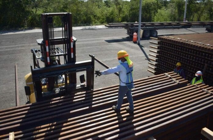 Ya van más de 12 mil 322 toneladas de rieles acopiadas para la vía ferroviaria en Quintana Roo para la construcción del Tren Maya. Foto: SIM