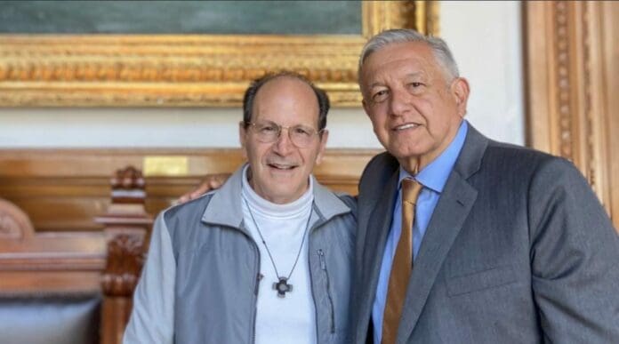 Para el padre Solalinde el presidente López Obrador tiene algunos rasgos de santidad. La declaración ha causado mucha polémica. Foto: López Dóriga digital