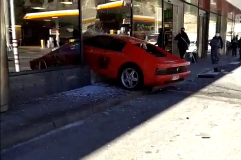 VIDEO: Ancianito estrella su Ferrari en  centro comercial