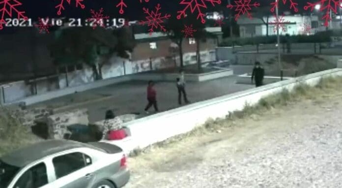 Un menor de edad cayó en una coladera abierta mientras jugaba con otros niños la noche del 24 de diciembre; por suerte fue rescatado a tiempo. Foto: Captura de video