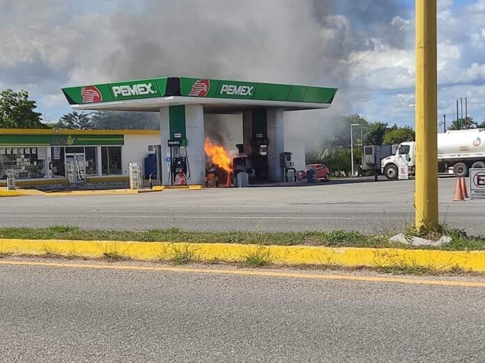 ¡Lamentable! Se incendia automóvil en gasolinera de Othón P. Blanco