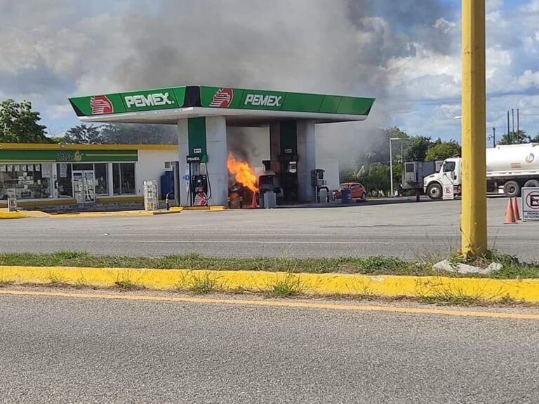 ¡Lamentable! Se incendia automóvil en gasolinera de Othón P. Blanco