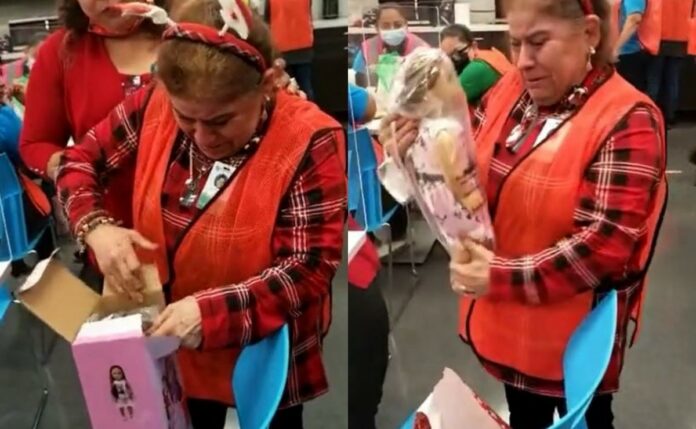 Rompió en llanto tras recibir como regalo su primera muñeca