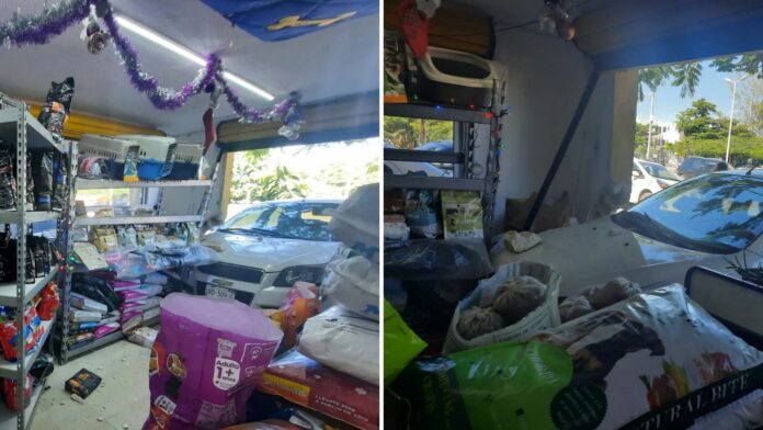 Automóvil se mete en tienda, en la SM 30 de Cancún