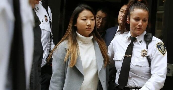 Una joven se declaró culpable de provocar el suicidio de su novio, lo acosó a tal grado que le mandó hast 47 mil mensajes al celular. Foto: RT.