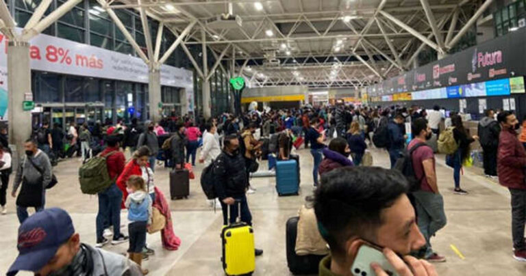 Centrales de autobuses lucen abarrotadas, pero negocios reducen aforo por Ómicron