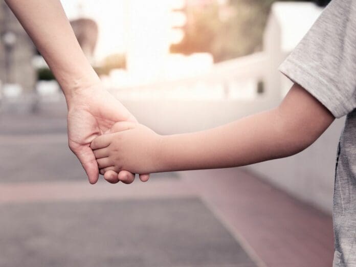 Protestan madres afuera de la Fiscalía General del Estado, por salir de vacaciones