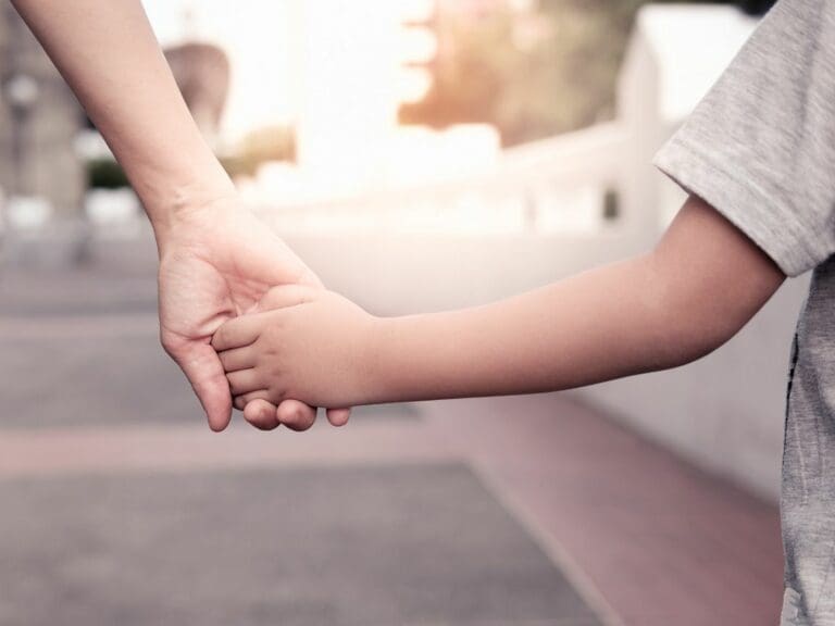 Protestan madres afuera de la Fiscalía General del Estado, por salir de vacaciones