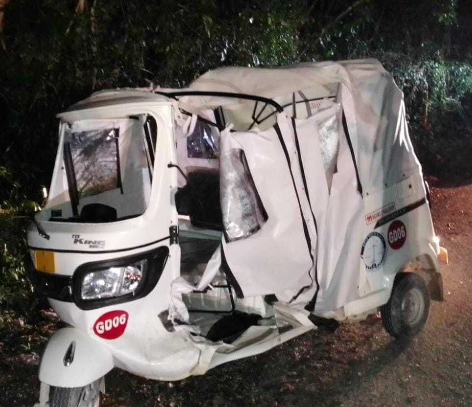 Conductor cafre impacta mototaxi, deja dos heridos y huye