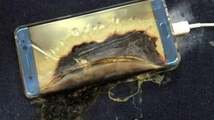 Constantemente se señala en redes sociales y en los manuales de los teléfonos que no es recomendable usarlos mientras se están cargando, una joven de 15 años en Mérida no hizo caso a esta recomendación y recibió una descarga eléctrica.