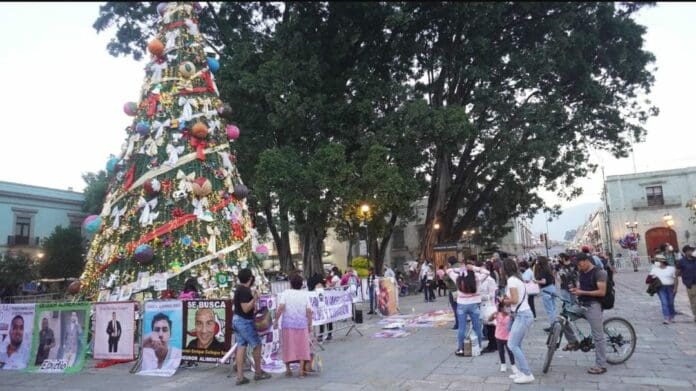 Madres decoraron el árbol de Navidad del centro de Oaxaca con los rostros de los padres que no pagan la pensión alimenticia. Foto: Diana Manzo para Aristegui Noticias