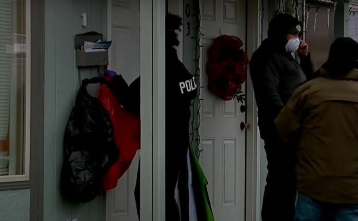 Encuentran sin vida a padre y a sus dos hijas adolescentes, madre sospecha del exmarido