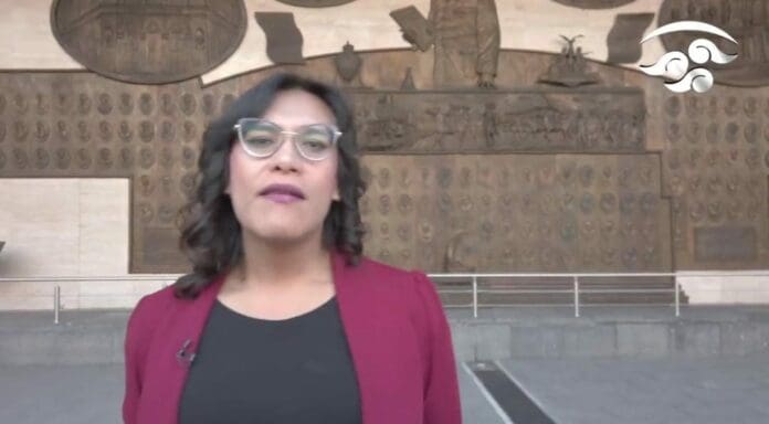 ¡Pésimo! Una legisladora de Morena fue captada mientras agredía al personal de la Cámata de Diputados. Quedó grabada. ¿Qué tal? Foto: Captura de video