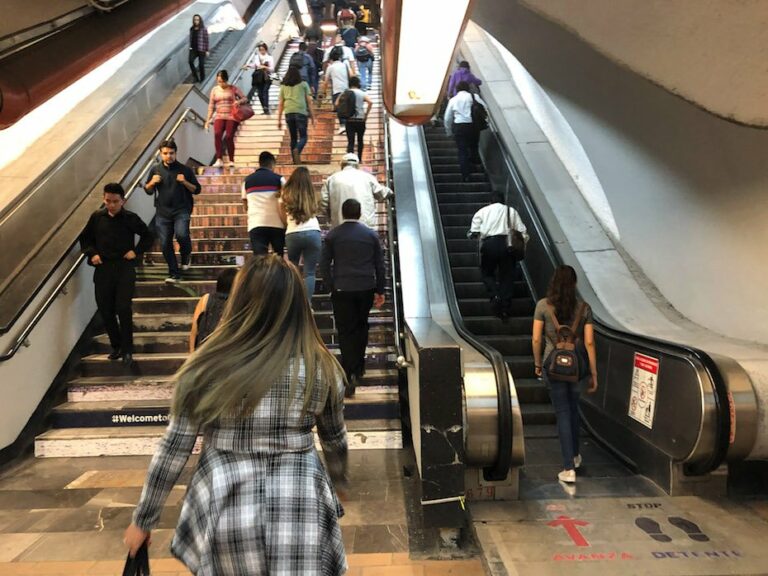 Escalera eléctrica cambia de dirección y decenas de personas cayeron encima de otras