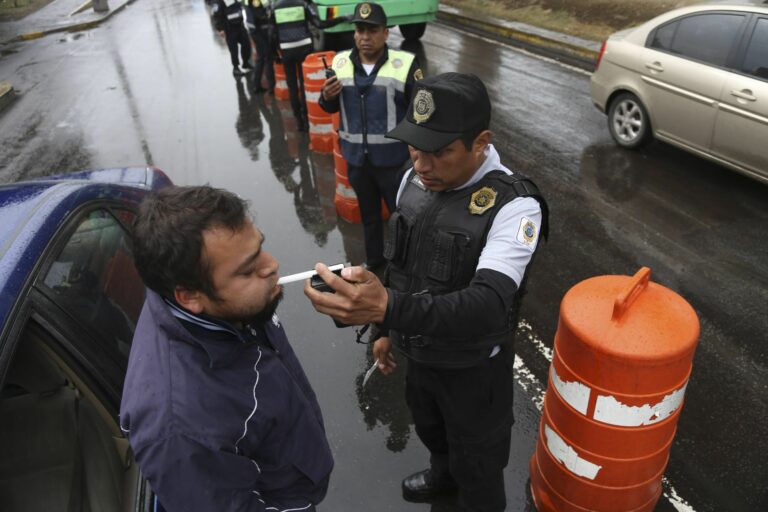 Suspendidos dos policías ebrios por armar trifulca en revisión de alcoholímetro