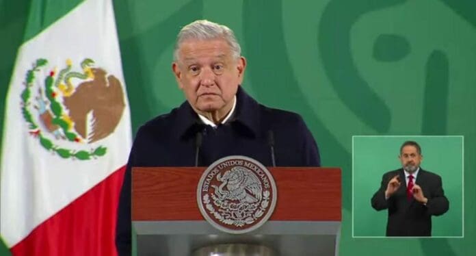 AMLO confirmó este día que sí habrá dosis de refuerzo para los docentes y el personal de salud una vez que se apliquen a la tercera edad. Foto: Captura de video
