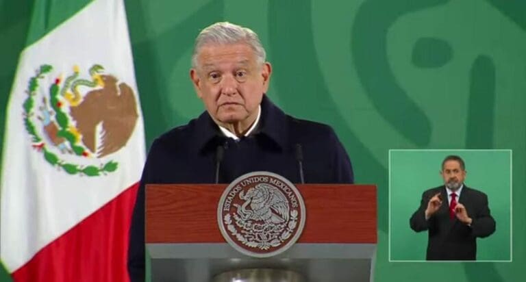 AMLO confirmó este día que sí habrá dosis de refuerzo para los docentes y el personal de salud una vez que se apliquen a la tercera edad. Foto: Captura de video
