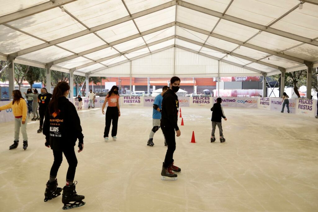 Abren pista de hielo en Coyoacán