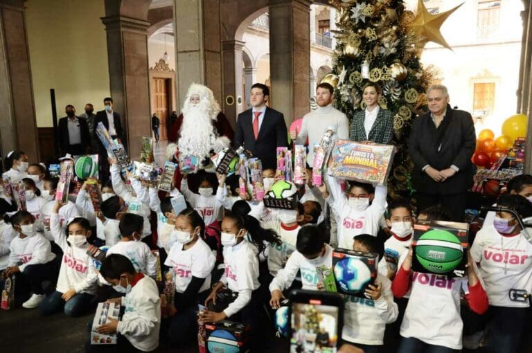 'El Canelo' Álvarez entrega 5 mil 500 juguetes al DIF Capullos de Nuevo León