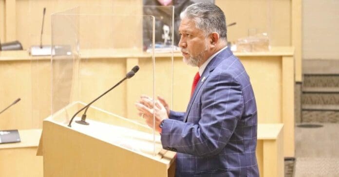 Un diputado del PRI insultó a su propia compañera de bancada, todo porque ella votó a favor de la propuesta de otro partido. Foto: Sin Embargo