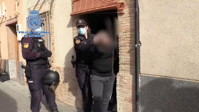 Detienen a dos traficantes que sorteaban una “narcocesta” navideña