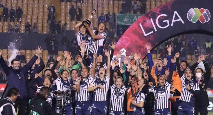 Una jugadora de Monterrey causó polémica por besar a su novia durante los festejos por el campeonato de la la liga femenil. Foto: Rayadas de Monterrey