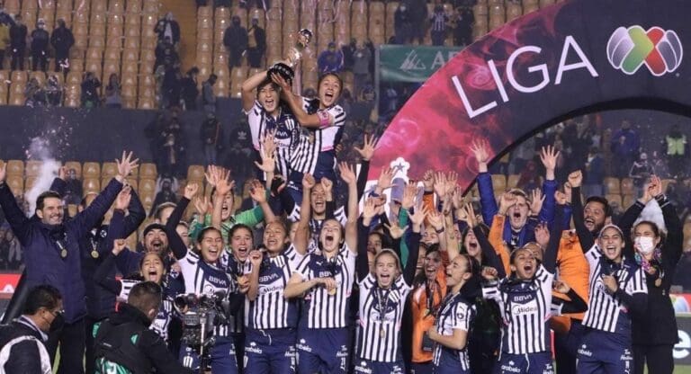 Una jugadora de Monterrey causó polémica por besar a su novia durante los festejos por el campeonato de la la liga femenil. Foto: Rayadas de Monterrey