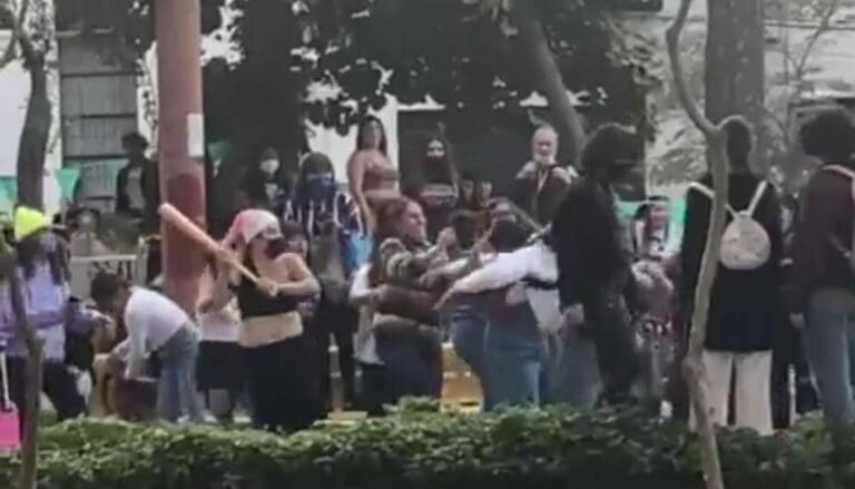 Feministas agarraron a golpes a un hombre que pasó por una "zona exclusiva para mujeres"; el lamentable incidente fue grabado. Foto: Captura de video