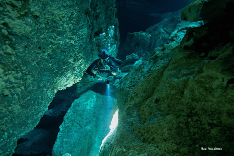 Investigadora mexicana sumerge a científicos del mundo al Gran Acuífero Maya durante ponencia ganadora del tercer lugar